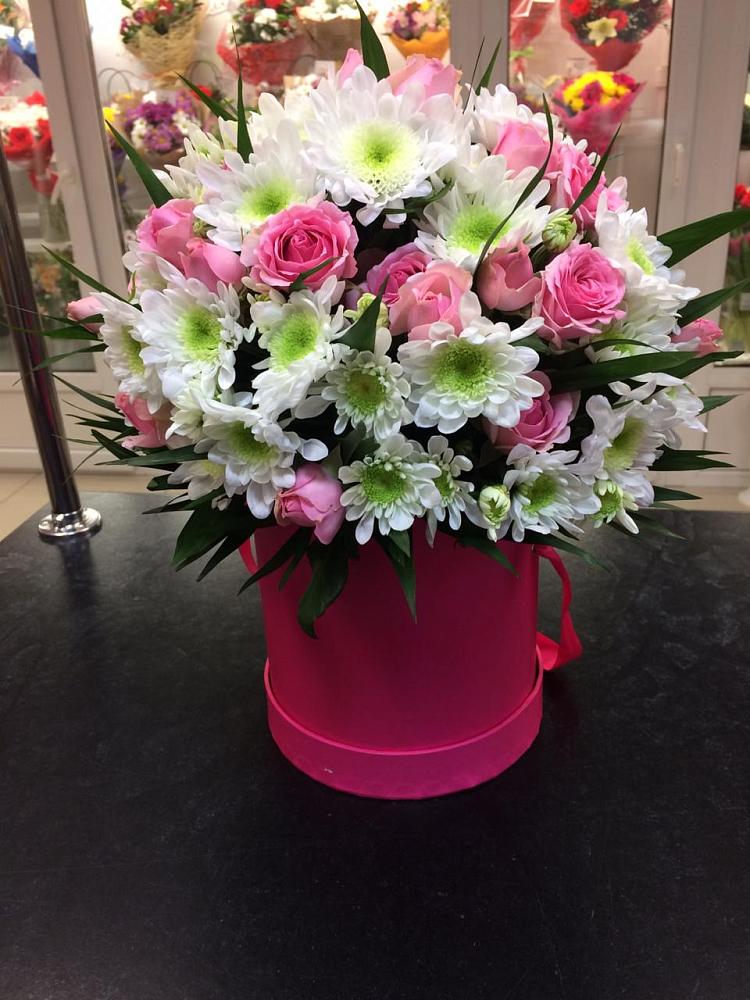 Цветочная композиция из Розы и Хризантемы в шляпной коробке в Лямино