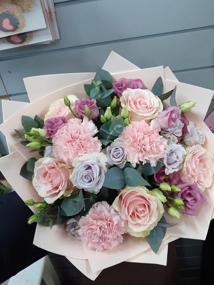 Букет цветов из: Розы, Гвоздики и Лизиантусы в Лямино